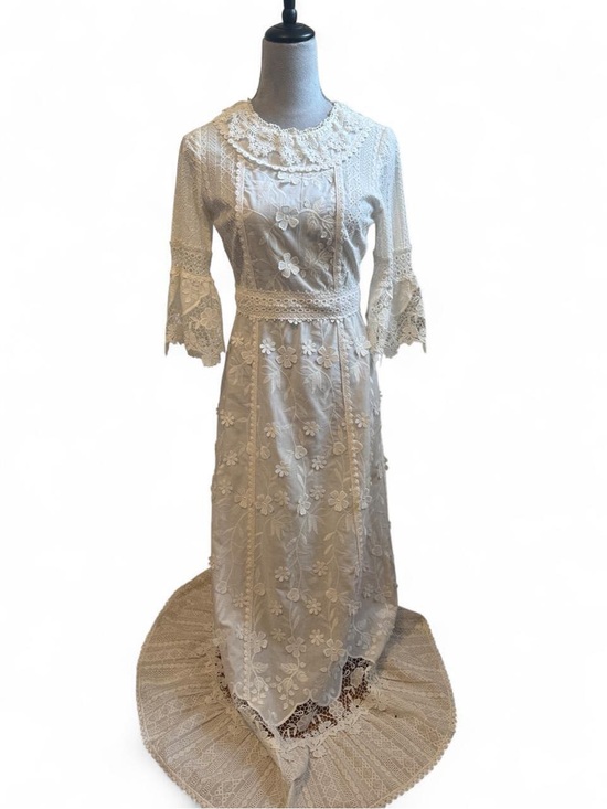 Anna Sui Dresses & Skirts - Anna Sui Ivory Lace Midi Dress with Floral Embroidery size 2